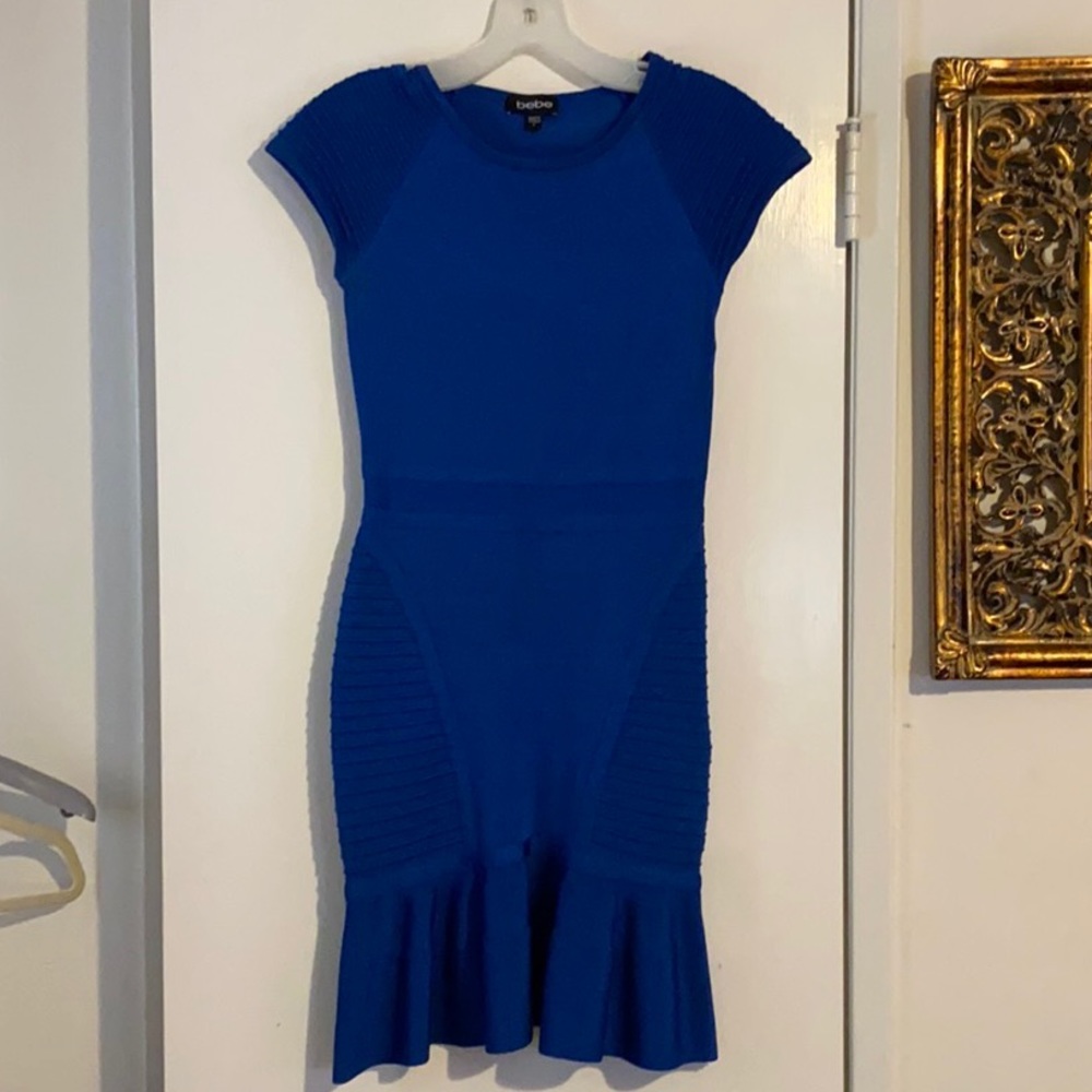 Bebe capped sleeve dress